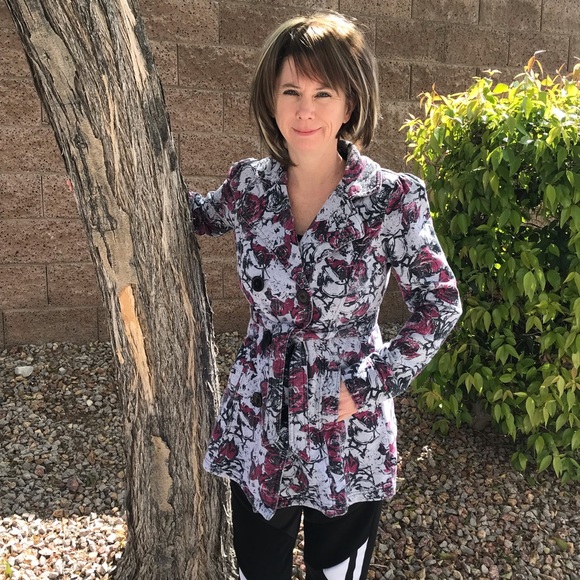 LA Kitty Beautiful Floral Sweater With Pockets - Picture 5 of 8